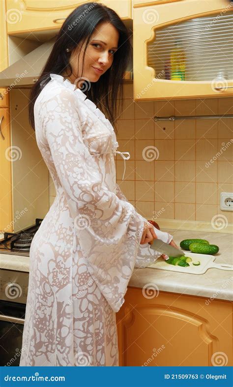 donne nude in cucina|Donne Nude in Cucina 